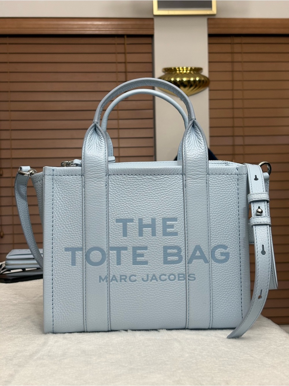 MARC JACOBS THE LEATHER SMALL TOTE BAG & MATCHING WALLET — CLOUD BLUE - Picture 3 of 16